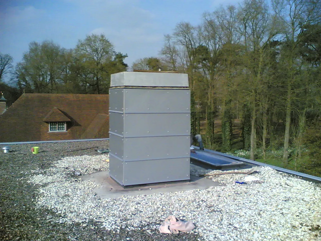 Dakwerk project - afgewerkte schoorsteen bekleding